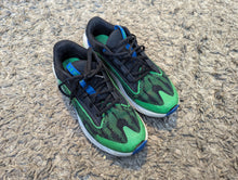 Load image into Gallery viewer, Under Armour 7 Youth Shoes
